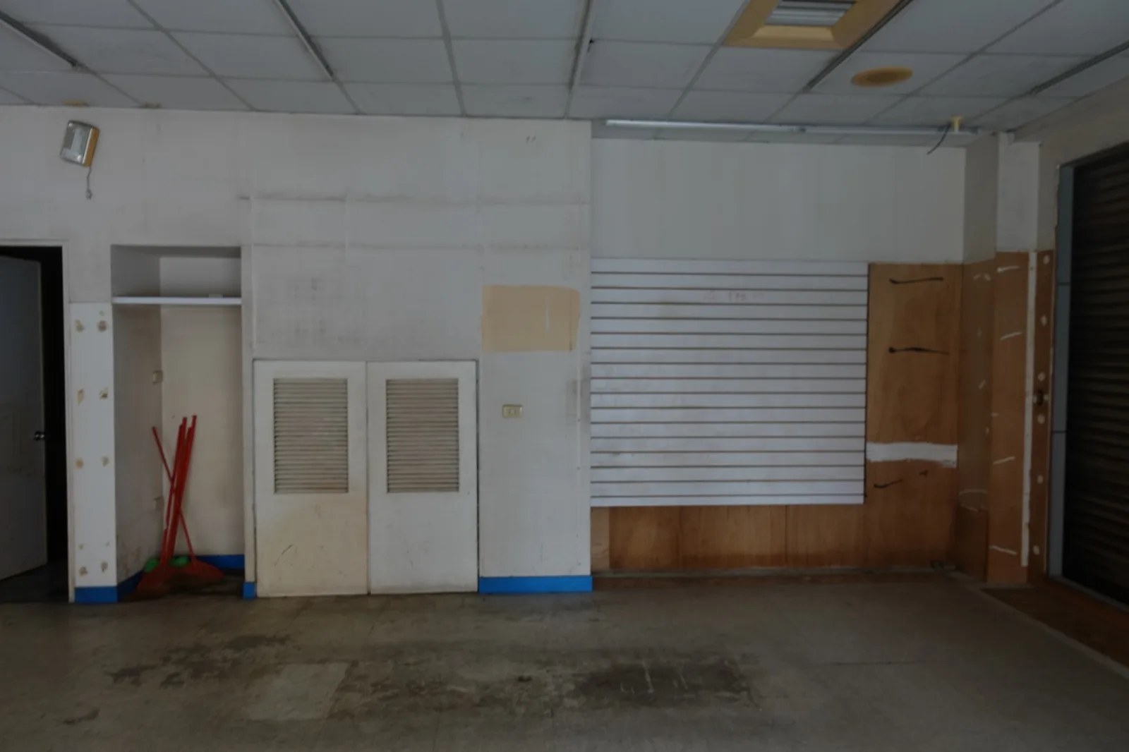 旗艦店店面:黑磁磚外牆、不鏽鋼大窗與招牌