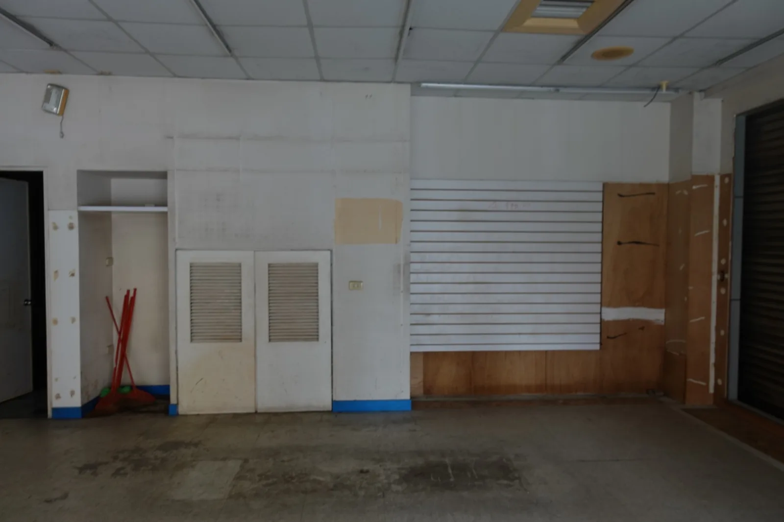旗艦店店面：黑磁磚外牆、不鏽鋼大窗與招牌