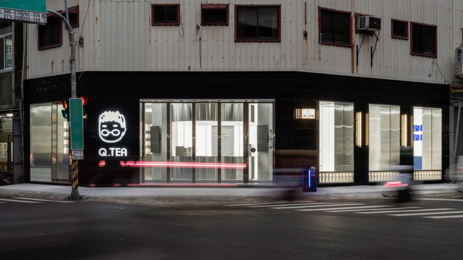 旗艦店店面:黑磁磚外牆、不鏽鋼大窗與招牌