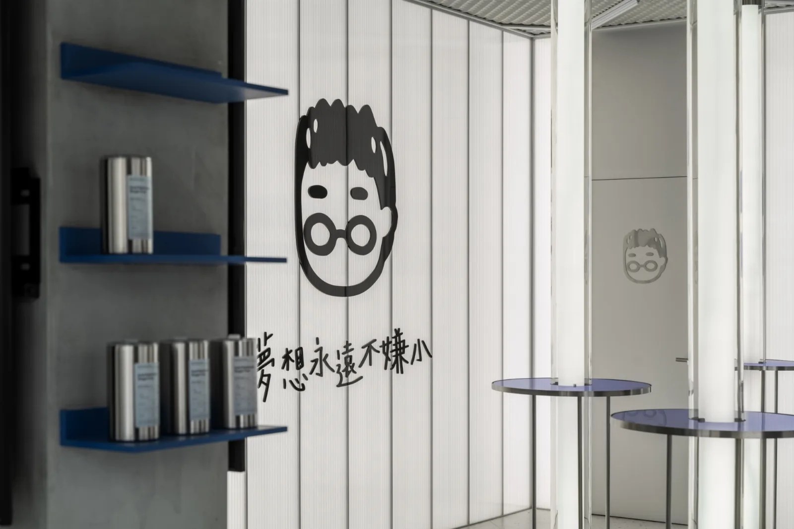 旗艦店室內:不鏽鋼圓弧、光柱吧檯與 3C 展示