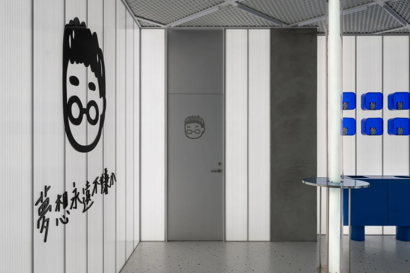 旗艦店室內:不鏽鋼圓弧、光柱吧檯與 3C 展示