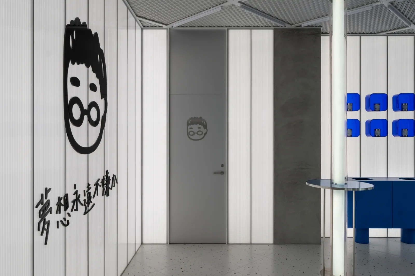 旗艦店室內：不鏽鋼圓弧、光柱吧檯與 3C 展示