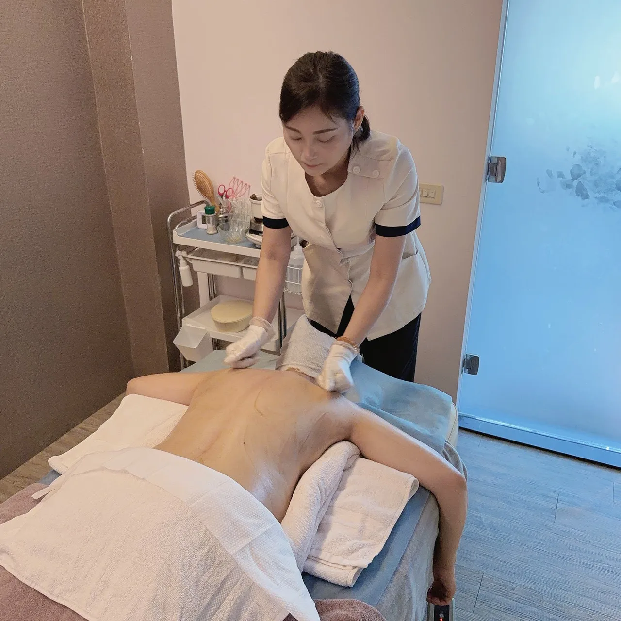 名緻美容師施作藏式養生悉線術