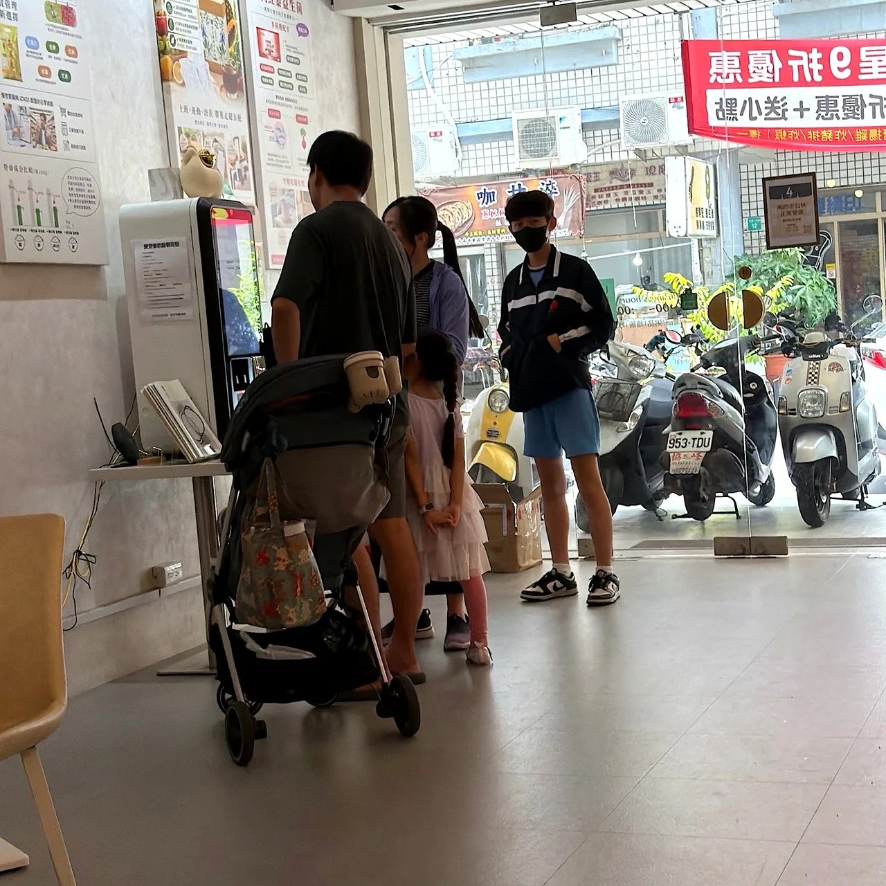 寶煲餐飲店內自助點餐機與排隊點餐的顧客