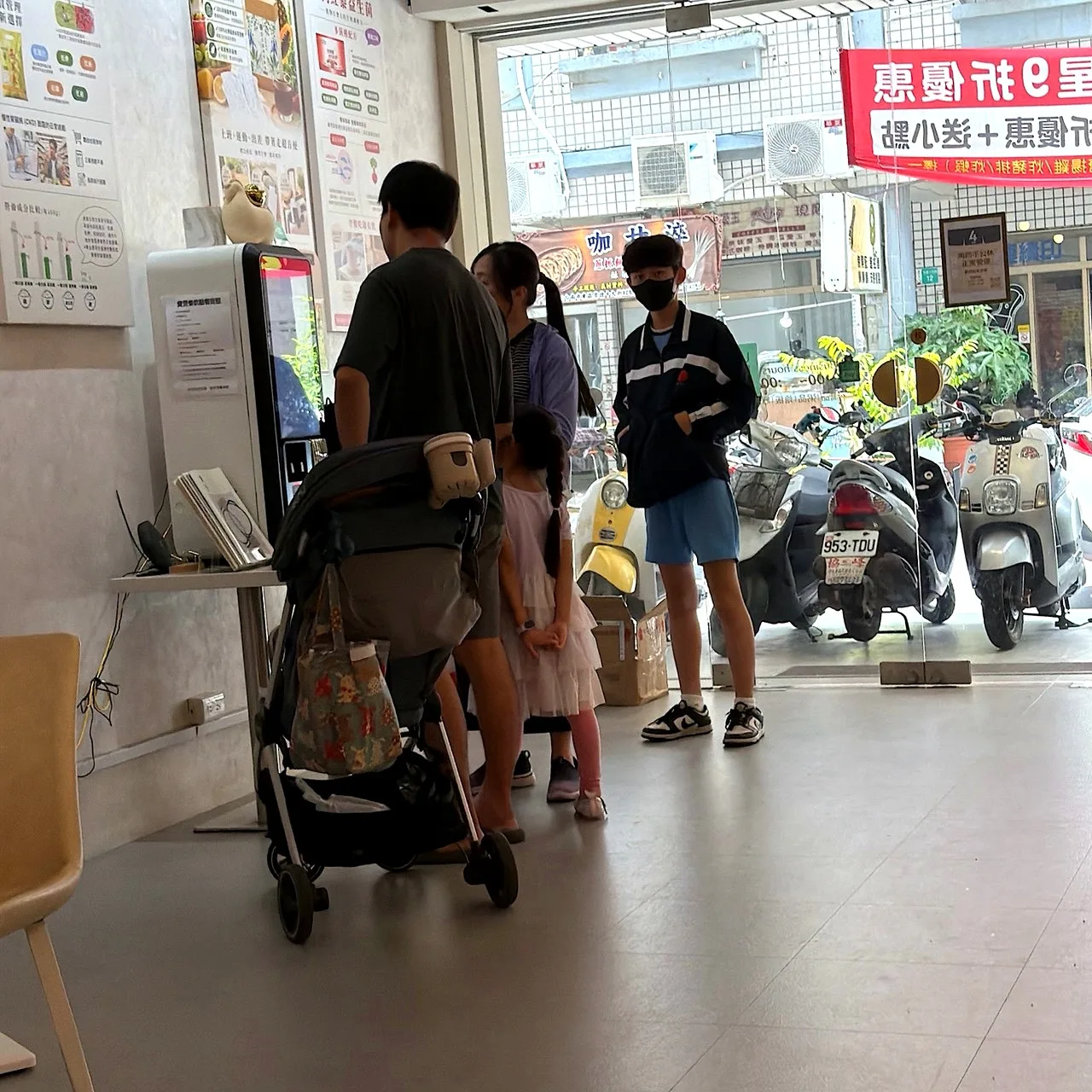 寶煲餐飲店內自助點餐機與排隊點餐的顧客