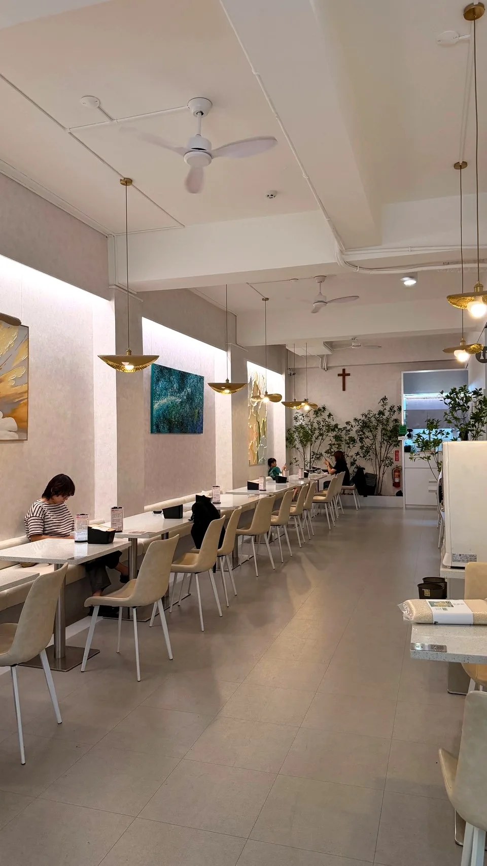 寶煲餐飲明亮寬敞的用餐座位區