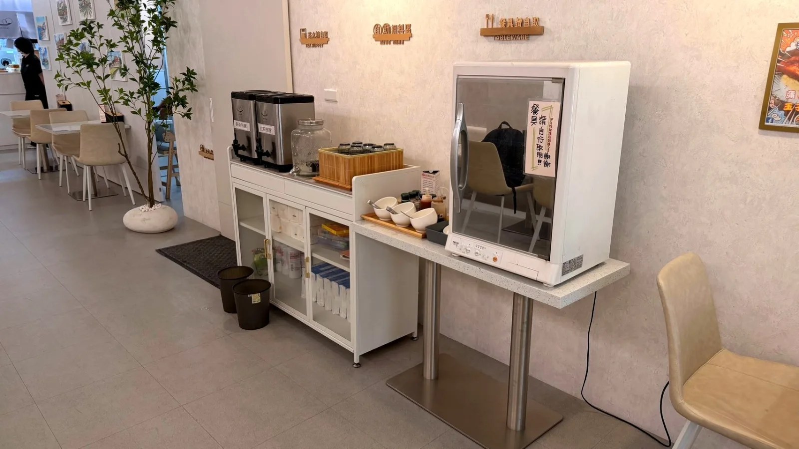 寶煲餐飲店內自助飲品區與座位