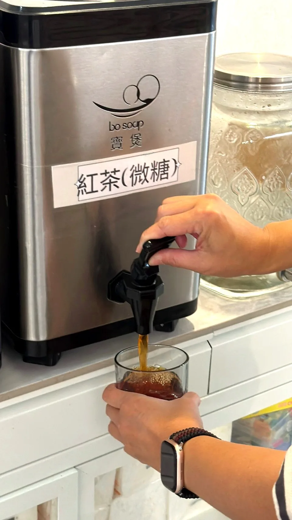 寶煲餐飲自助紅茶機正在出茶，含店家標誌