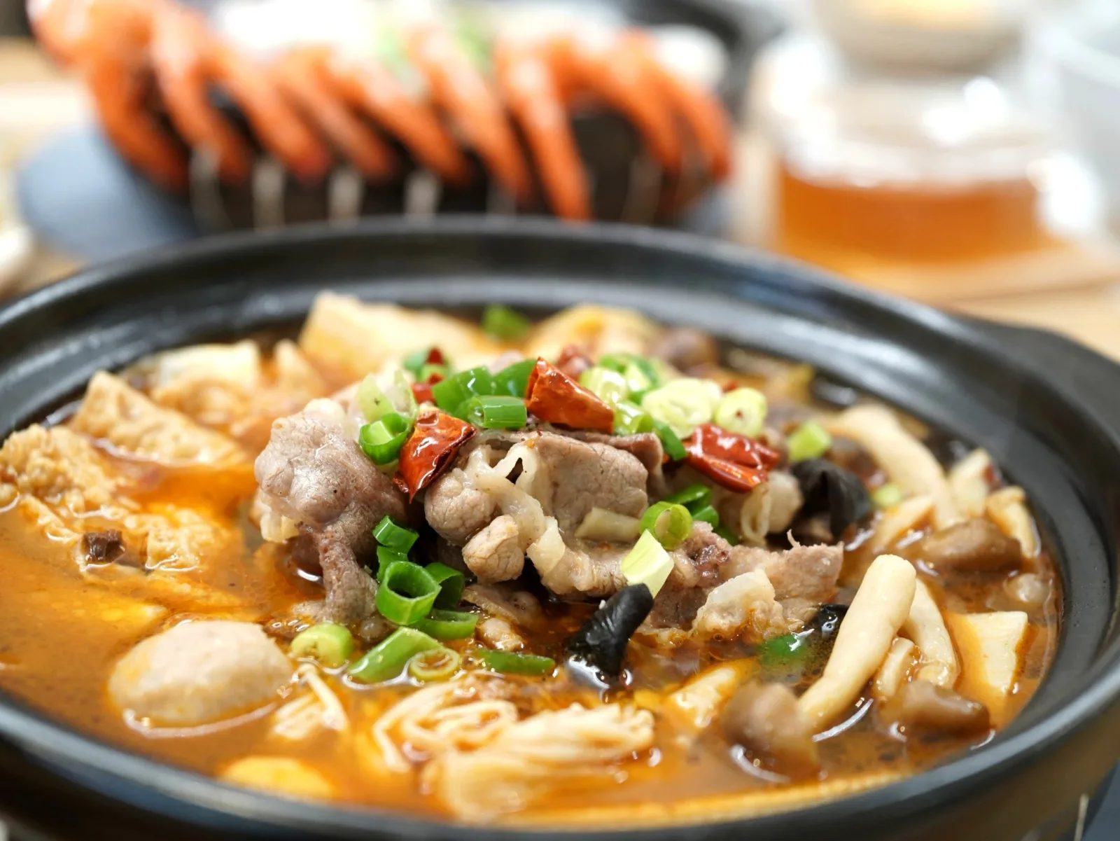 寶煲餐飲麻辣肉片煲紅湯特寫