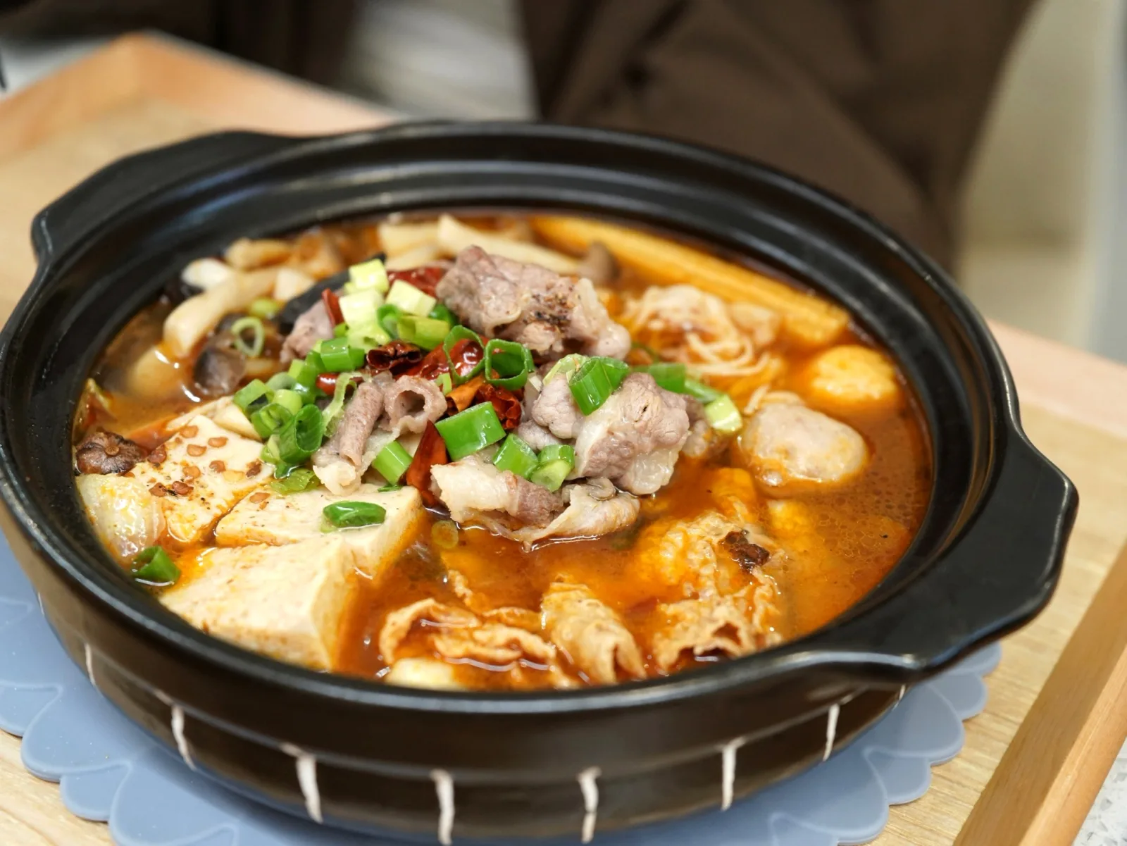 寶煲餐飲麻辣豆腐砂鍋特寫