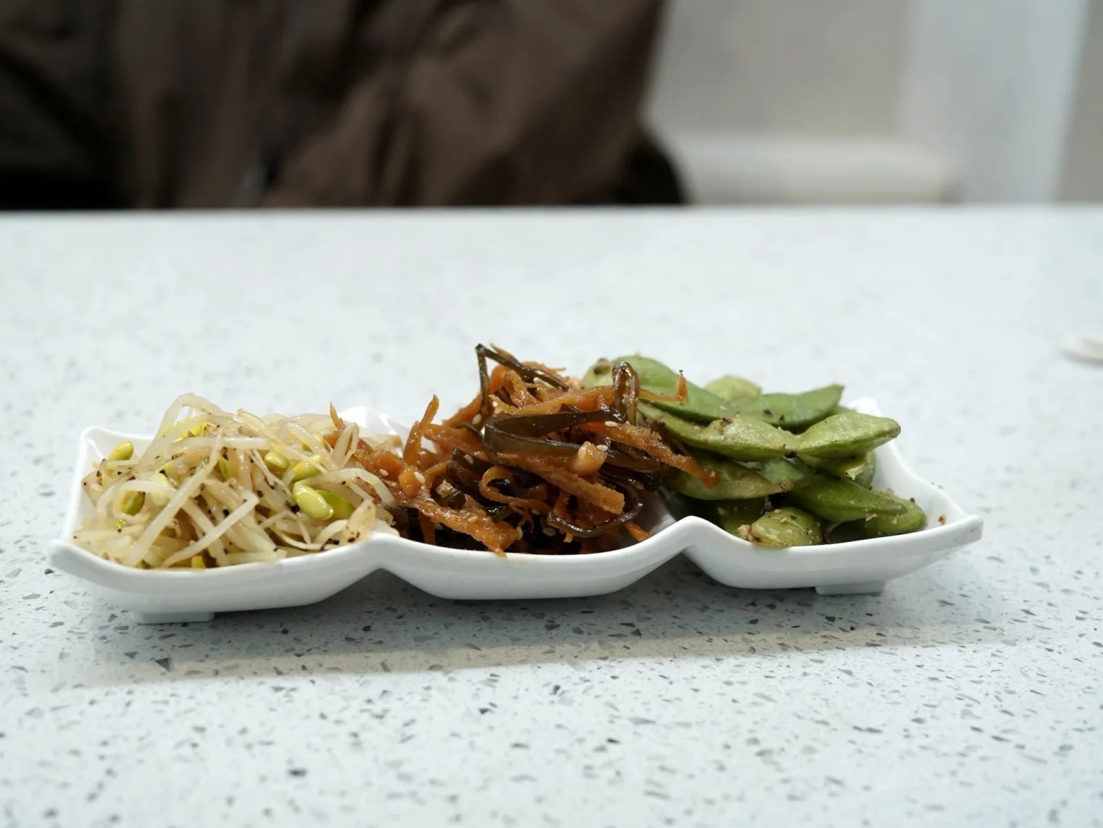 寶煲餐飲三格小菜，豆芽小魚乾毛豆