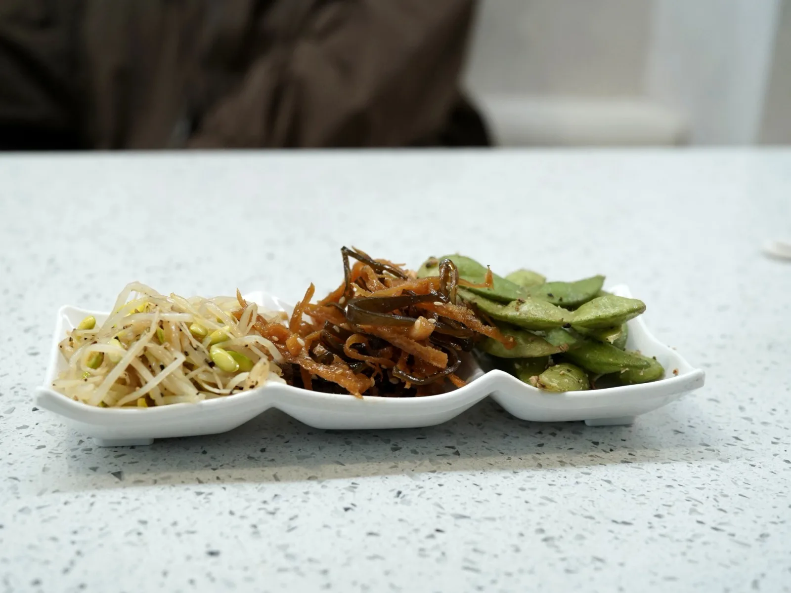 寶煲餐飲三格小菜，豆芽小魚乾毛豆