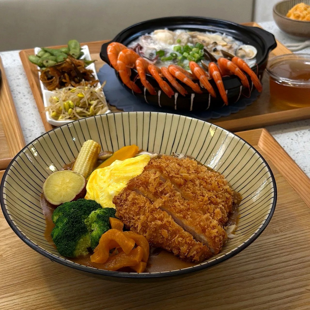 寶煲餐飲整桌豬排飯與海鮮煲擺盤