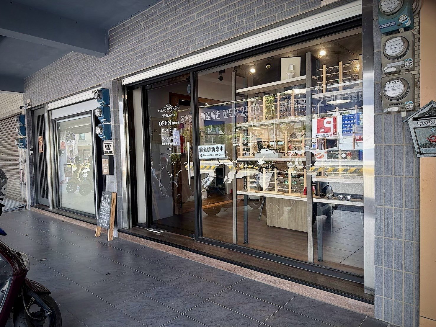 伍佰眼鏡臨安店好認的雙店面外觀