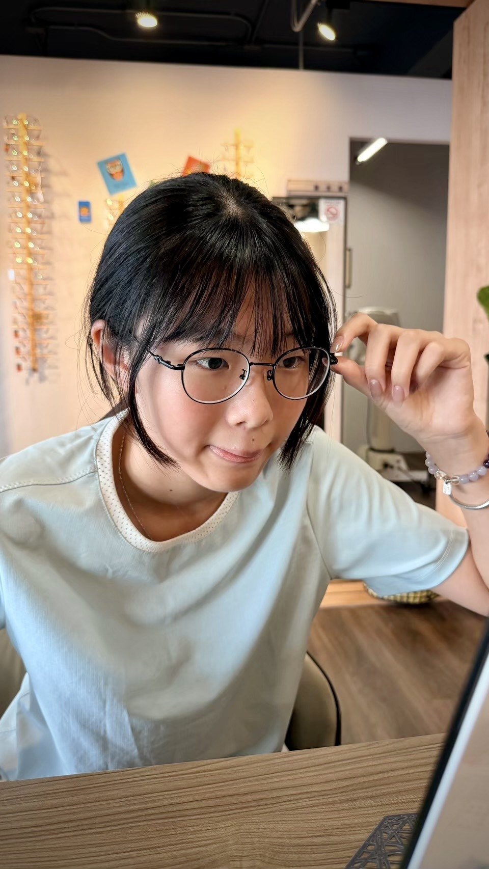 戴上新眼鏡確認配戴舒適度