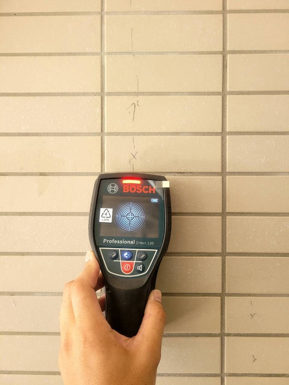 師傅用 BOSCH 牆體探測儀偵測牆內管線