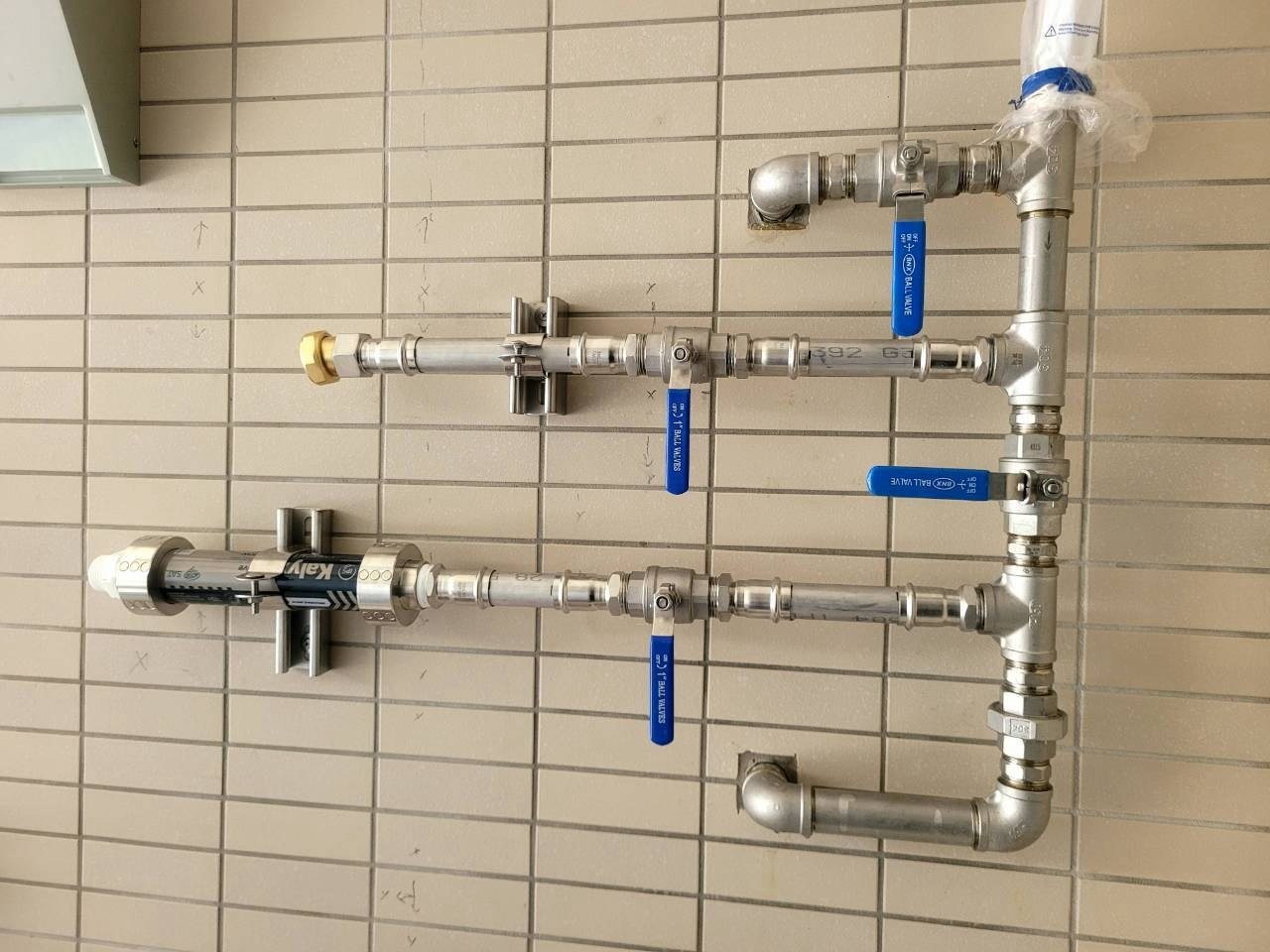 瑞士水 IPS 抑垢器安裝在全戶淨水管路上