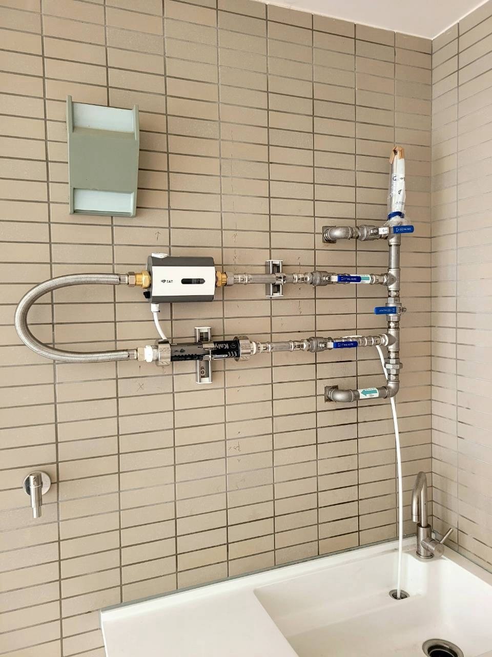 高雄全戶淨水完工，前置反洗機與瑞士水抑垢器裝在牆上